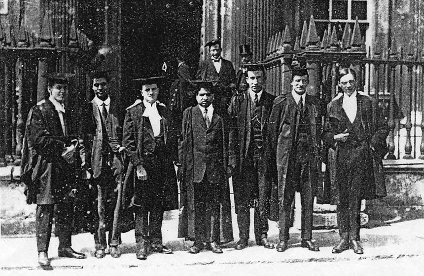 Ramanujan (ao centro) e Hardy (à direita), numa fotografia de grupo na entrada do Trinity College, Cambridge.